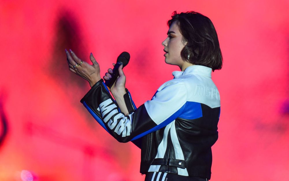 Dua Lipa süni intellektə görə Böyük Britaniya Baş Nazirinə müraciət edib