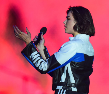 Dua Lipa süni intellektə görə Böyük Britaniya Baş Nazirinə müraciət edib