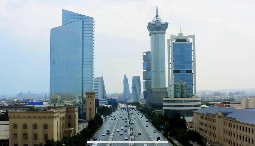 Muzdla çalışanların sayı artıb, orta əməkhaqqı 1100 manatı keçib