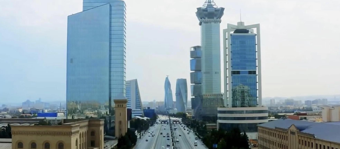 Muzdla çalışanların sayı artıb, orta əməkhaqqı 1100 manatı keçib